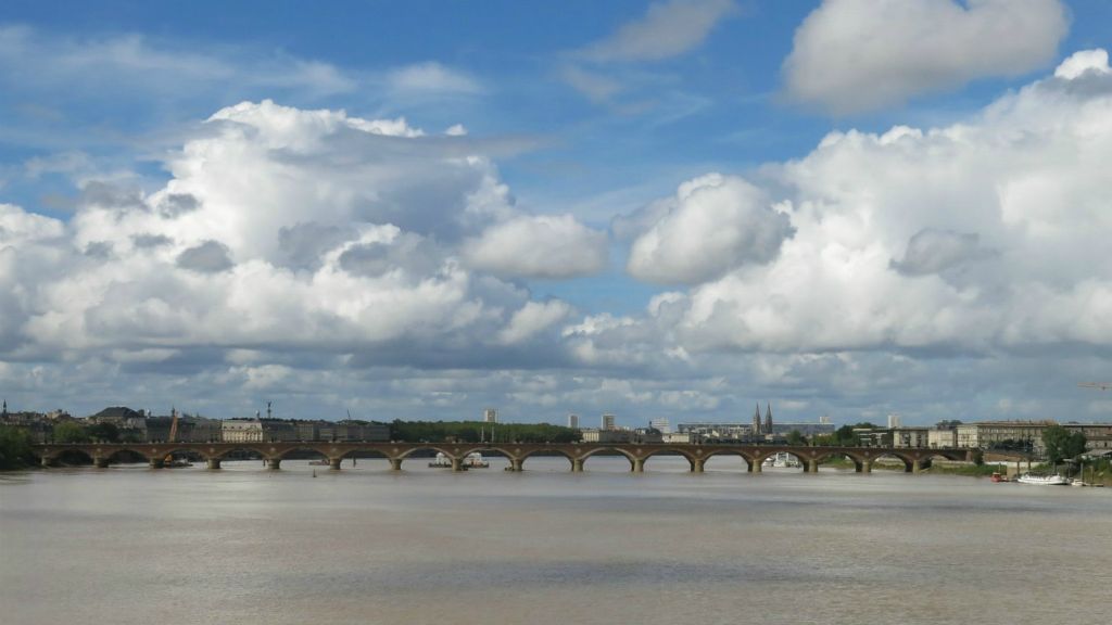 Le Pont de Pierre et ses 17 arches